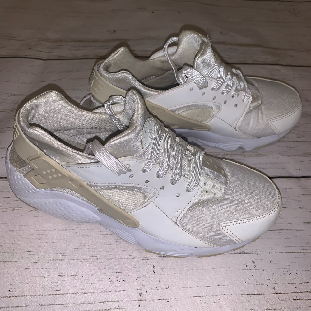 SOLD✨NIKE Hurrache Sneaker Off White